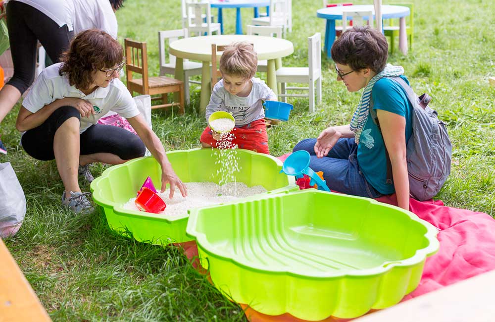 La Cooperativa "Sei da me” offre dal 2006 il servizio Tagesmutter alle famiglie che hanno bisogno di un servizio di cura ed educazione domiciliare che pone al centro il bambino e la famiglia.