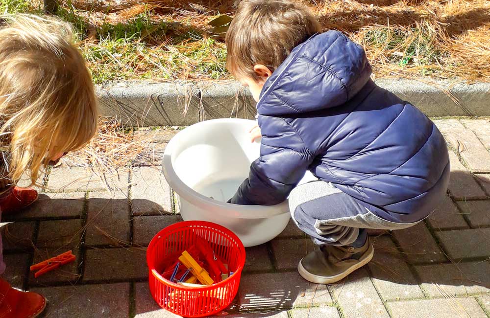 La Cooperativa "Sei da me” offre dal 2006 il servizio Tagesmutter alle famiglie che hanno bisogno di un servizio di cura ed educazione domiciliare che pone al centro il bambino e la famiglia.