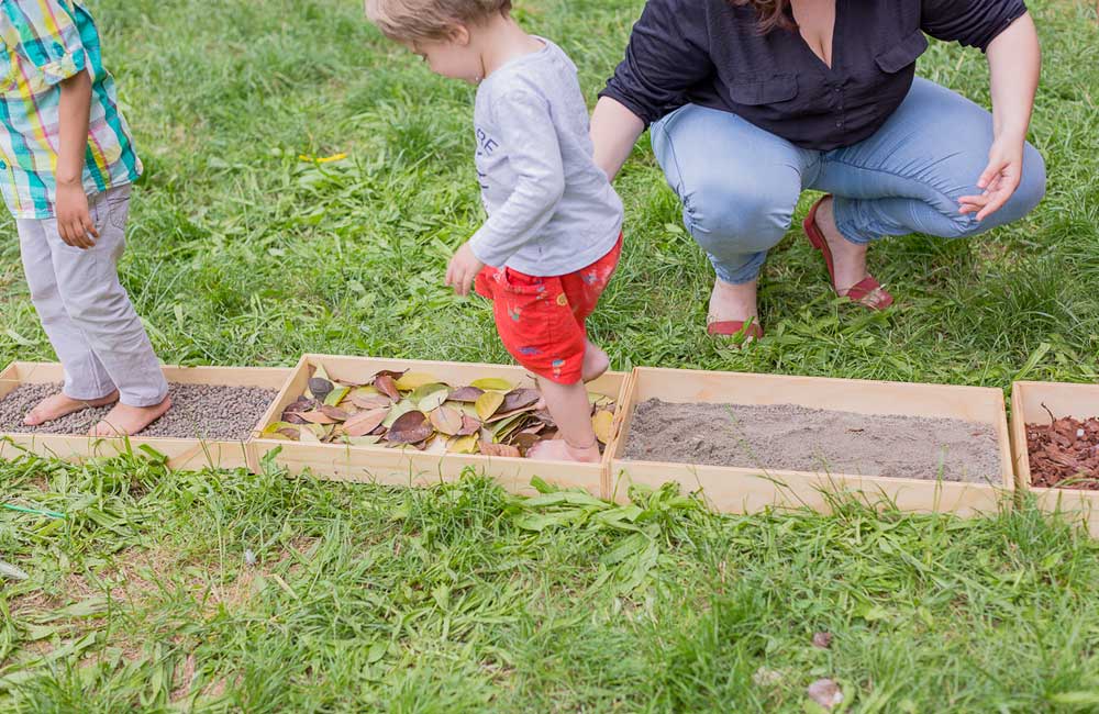 La Cooperativa "Sei da me” offre dal 2006 il servizio Tagesmutter alle famiglie che hanno bisogno di un servizio di cura ed educazione domiciliare che pone al centro il bambino e la famiglia.